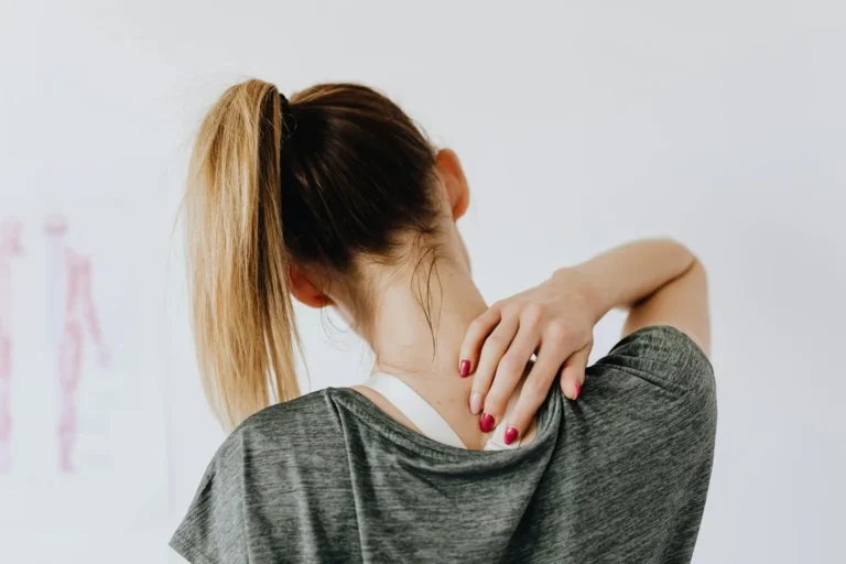 Persona con dolor crónico por fibromialgia